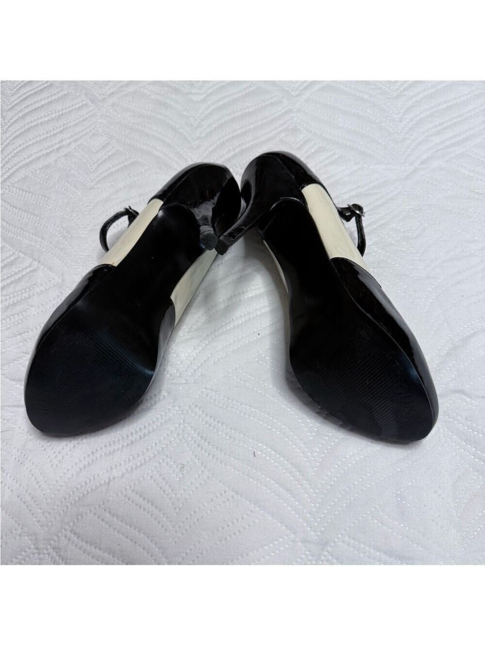 Guess Petra Women’s Black & Cream Patent Leather T-Strap Heel Pump. Size 8 - Picture 8 of 8